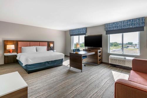 ein Hotelzimmer mit einem Bett und einem TV in der Unterkunft Hampton Inn Nicholasville Brannon Crossing, Ky in Nicholasville