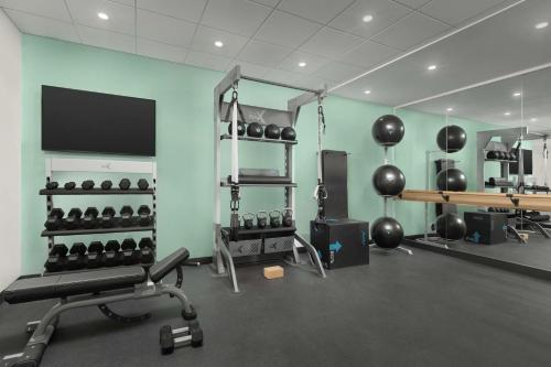 Zimmer mit einem Fitnessraum mit einem TV und Gewichten in der Unterkunft Tru By Hilton North Augusta in North Augusta