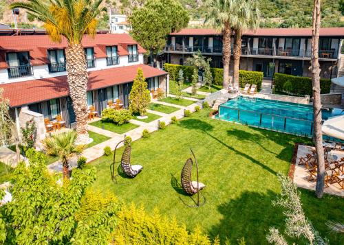 una vista aérea de un patio del complejo con piscina en Assos Hunters Hotel, en Ayvacık