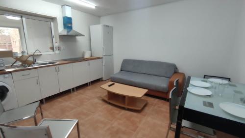 eine Küche mit einem Sofa und einem Tisch in einem Zimmer in der Unterkunft Casa Lizz in Lumpiaque