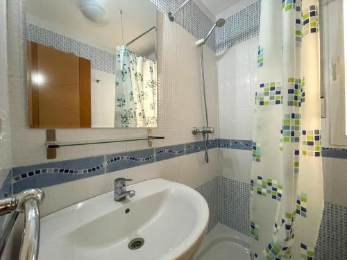 アルコセブレにあるApartamentos Alcoceber Centro 3000のバスルーム(シンク、鏡、シャワー付)