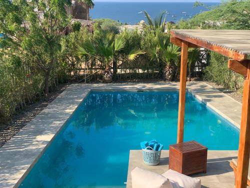 una piscina con vistas al océano en Punta Veleros, Los Órganos casa de playa, en Talara