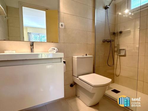ein Badezimmer mit Toilette und Dusche in der Unterkunft Casa Vista Mar by Rent Costa Brava in Platja  d'Aro