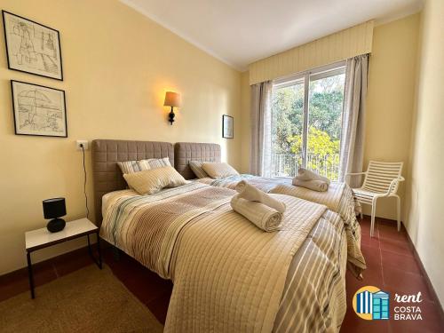 ein Schlafzimmer mit einem Bett mit Handtüchern darauf in der Unterkunft Casa Vista Mar by Rent Costa Brava in Platja  d'Aro