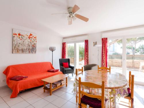 un salon avec un canapé et une table dans l'établissement Appartement T4 Rez-de-Jardin Proche Plage, Terrasse, Parking, 3 Chambres, Résidence Sécurisée - FR-1-409-224, à Narbonne