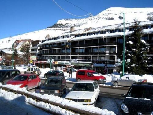 un parking avec des voitures garées dans la neige dans l'établissement Olympe - 124 - Studio coquet - 3 pers, à Les Deux Alpes