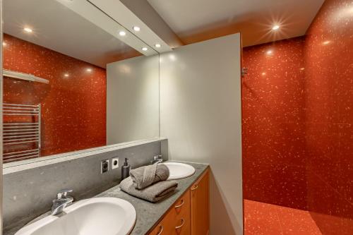 a bathroom with two sinks and a mirror at Élégance Parisienne : Vue Arc-de-Triomphe in Paris