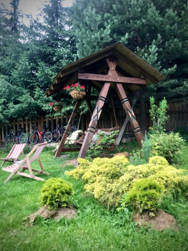 Κήπος έξω από το Cottage PolyaNitsa окремий котедж з каміном