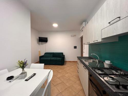 eine Küche mit einem Herd und einer grünen Wand in der Unterkunft Residence Il Pantheon - Zeus in Marina di Fuscaldo