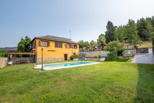 una casa con piscina en un patio en Casa Canedo, en San Juan de la Mata