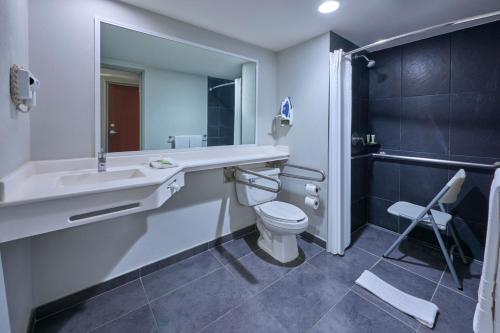 Bilik mandi di City Express by Marriott Toluca