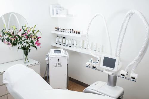 a dental clinic with a white examination room at Hotel Bażantowo Sport in Katowice