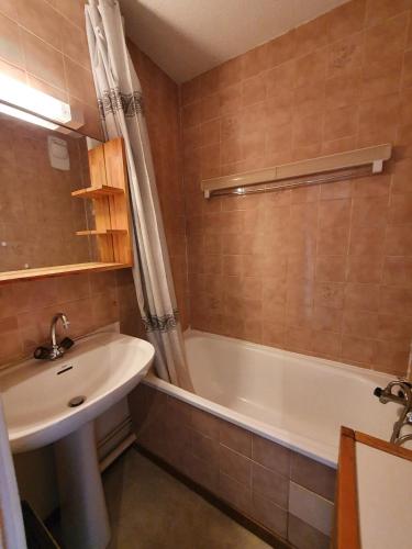 une salle de bain avec un lavabo et une baignoire dans l'établissement Pleiades - D137 - Appart belle vue - 6 pers, à Les Deux Alpes