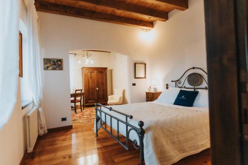 1 dormitorio con 1 cama grande en una habitación en Ville d'Arfanta, en Arfanta