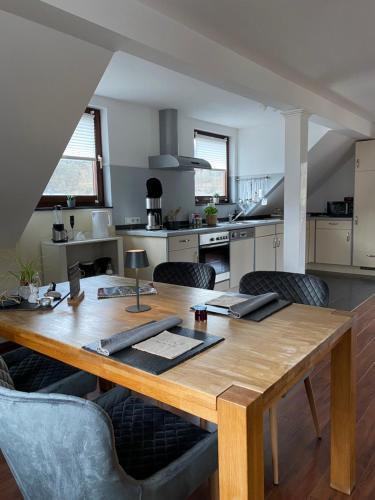 cocina con mesa de madera y sillas en Rurseeblick en Einruhr