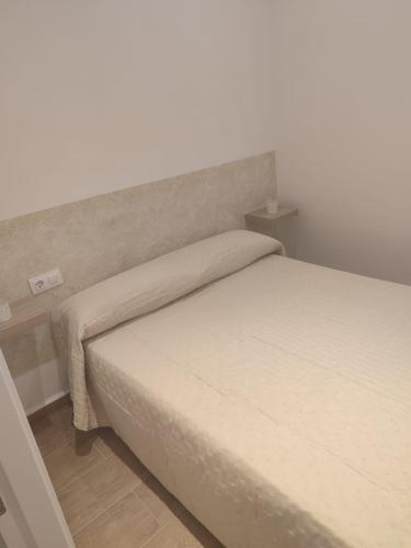 Ένα ή περισσότερα κρεβάτια σε δωμάτιο στο Apartamentos la chanca playa