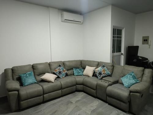 a living room with a couch with pillows on it at Apartamento centro de la ciudad in Santo Domingo de los Colorados