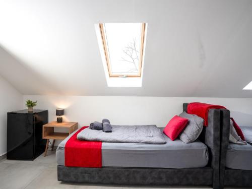 a bedroom with a bed with a red blanket and a window at SR24 - Stilvolles Apartment 3 in Oer-Erkenschwick in Oer-Erkenschwick