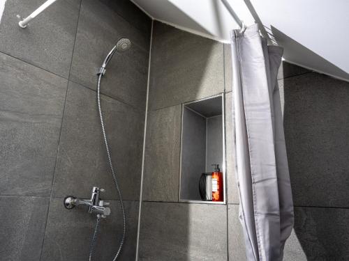 een douche in een badkamer met een douchegordijn bij SR24 - Stilvolles Apartment 3 in Oer-Erkenschwick in Oer-Erkenschwick