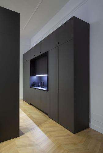un gran armario negro en una habitación con una pared en whiterooms collection, en Cesena