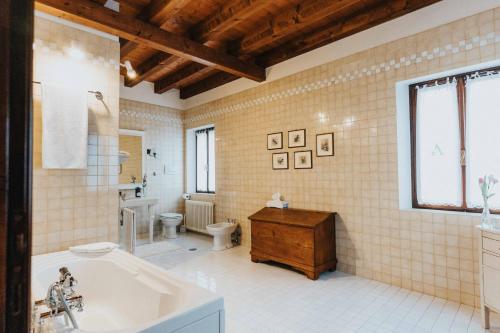łazienka z wanną, toaletą i umywalką w obiekcie Ville d'Arfanta w mieście Arfanta