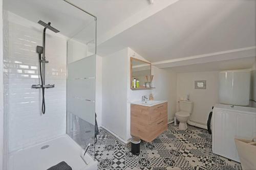 une salle de bain avec une douche, un lavabo et des toilettes dans l'établissement Brugnotte - Wi-Fi - Proche THEaTRES, à Avignon