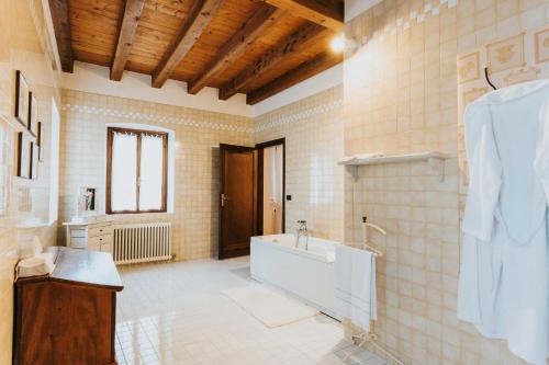a bathroom with a tub and a sink at Ville d'Arfanta in Arfanta