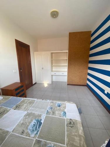 a room with a bedroom with a bed and a closet at Vivenda com pátio, no coração do Mindelo in Mindelo