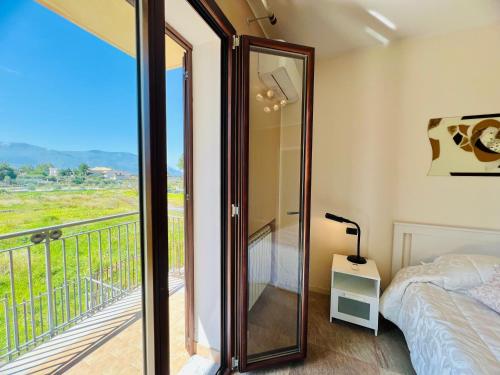 Cette chambre dispose d'un balcon avec un lit et un miroir. dans l'établissement Rosa di Mare, à Capaci