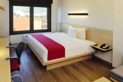 Кровать или кровати в номере City Express by Marriott Nuevo Laredo