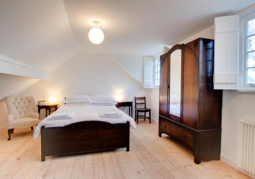 1 dormitorio con 1 cama, mesa y sillas en Crown Cottage, en Dolgellau
