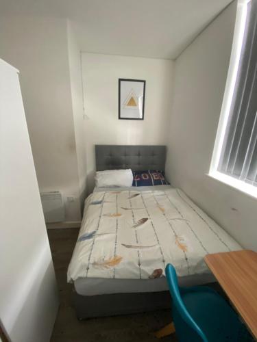 מיטה או מיטות בחדר ב-Cozy, comfortable bedroom in a shared flat, within a walking distance of the train station in Wigan Town Centre