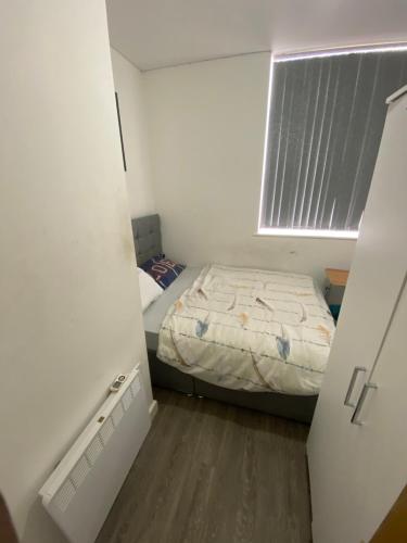 Giường trong phòng chung tại Cozy, comfortable bedroom in a shared flat, within a walking distance of the train station in Wigan Town Centre