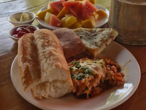 ein Teller mit Brot, Gemüse und Obst in der Unterkunft BOLAVEN GARDEN Bungalow and tent - Tad Lo in Ban Kiangtat