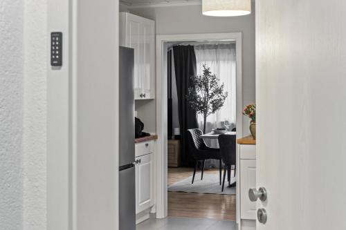 a kitchen and a dining room with a table at UPPER ROOM: Apartment mit exklusiver Ausstattung-Ausblick auf Weinberge&Mandelblütenpfad in Neustadt an der Weinstraße