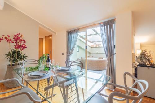 a dining room with a glass table and chairs at Sweet Home Lilli in Ronciglione