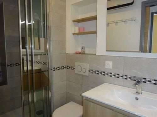 une salle de bain avec toilettes, lavabo et douche dans l'établissement Appartement spacieux 3P avec clim, parking et accès plage direct - FR-1-782-16, au Barcarès