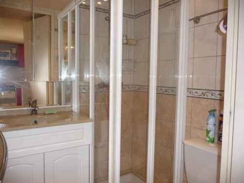 une salle de bain avec douche et lavabo dans l'établissement Villa T2 avec terrasse, parking et climatisation à 800m de la plage - FR-1-782-11, au Barcarès