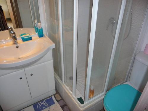 une salle de bain avec douche et lavabo dans l'établissement Maison T3 climatisée avec terrasse, parking privé, proche plage et commerces au Barcarès - FR-1-782-6, au Barcarès