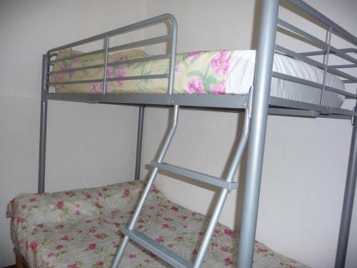 - un lit superposé avec une échelle au niveau inférieur dans l'établissement Location Vacances Barcarès, 3 pièces RDC, Proche Mer, Terrasse, Clim, Parking privé - FR-1-782-3, au Barcarès