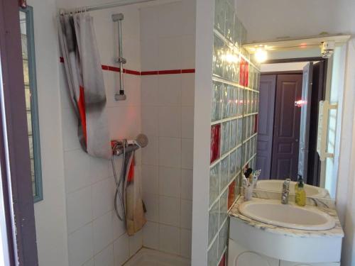une salle de bain avec un lavabo et un miroir dans l'établissement Appartement climatisé près de la plage avec parking - 4/5 personnes - FR-1-782-2, au Barcarès