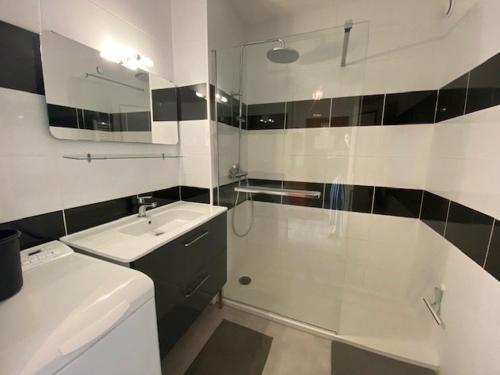 une salle de bain avec une douche, un lavabo et une baignoire dans l'établissement T3 avec terrasse, ascenseur et parking au Barcarès près de la plage - FR-1-782-13, au Barcarès