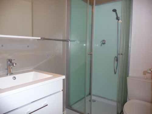 une salle de bain avec une douche en verre et un lavabo dans l'établissement Villa 4 pers, 300m plage, parking, terrasse, BBQ - FR-1-782-25, au Barcarès