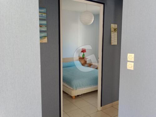 un miroir reflétant une chambre avec un lit dans l'établissement Maison à 150m de la plage du Rocher, 4 pers, terrasse, garage, parking privé, à Longeville sur Mer - FR-1-357-321, à Longeville-sur-Mer