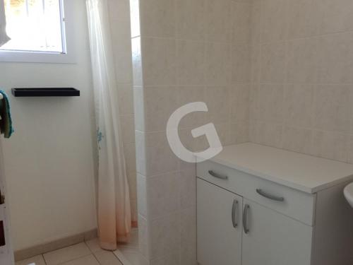 une salle de bain avec une douche, des toilettes et un lavabo dans l'établissement Maison à 150m de la plage du Rocher, 4 pers, terrasse, garage, parking privé, à Longeville sur Mer - FR-1-357-321, à Longeville-sur-Mer