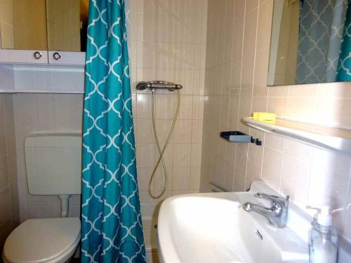 une salle de bain avec toilettes, lavabo et douche dans l'établissement Appartement 2 Pièces avec Terrasse, Climatisation, Parking, à 100m de la Plage - Grande Plage - FR-1-782-21, au Barcarès