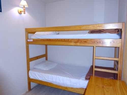 quelques lits superposés dans une chambre dans l'établissement Studio cabine à 50m de la plage, Le Barcarès - FR-1-782-32, au Barcarès