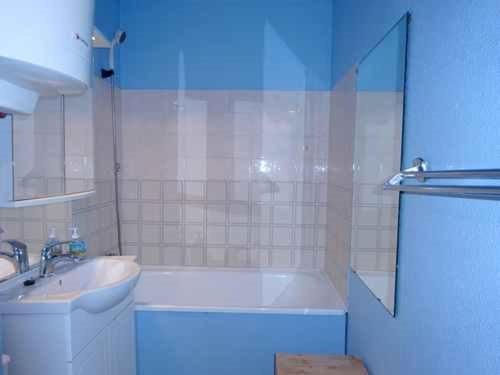 une salle de bain avec une baignoire, un lavabo et un miroir dans l'établissement Studio cabine à 50m de la plage, Le Barcarès - FR-1-782-32, au Barcarès