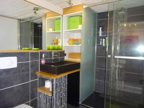 une salle de bain avec un lavabo et une douche dans l'établissement Villa 3 chambres avec parking privé proche plage et commerces - FR-1-782-35, au Barcarès