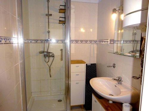 une salle de bain avec douche et lavabo dans l'établissement Appartement T2 cabine climatisé, proche plage, parking privé, équipé pour 6 personnes - FR-1-782-33, au Barcarès
